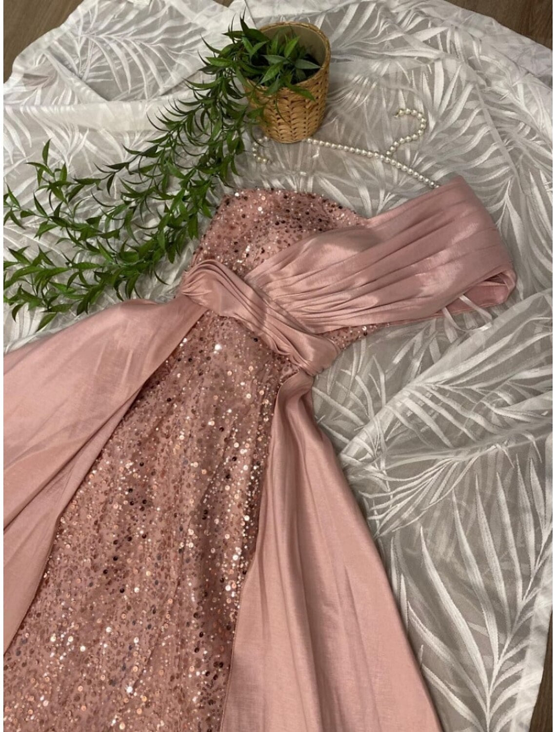 Vestido de noche con corte tubo/columna, brillante, formal, con cola larga/cepillo, manga corta, un hombro, satén con lentejuelas fruncidas